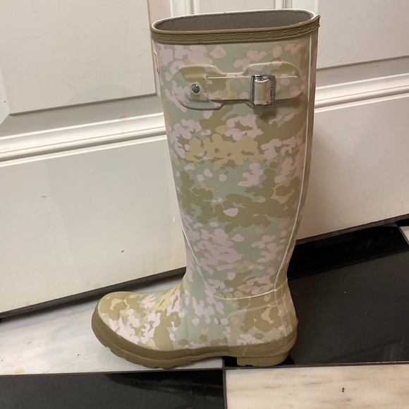 Hunter x Anthropologie pink floral camo print tall rain boots. Size 7 / EU 38 - Picture 4 of 6